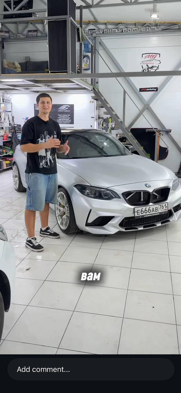 Витя в своей мастерской рядом с BMW M2 на кованых дисках